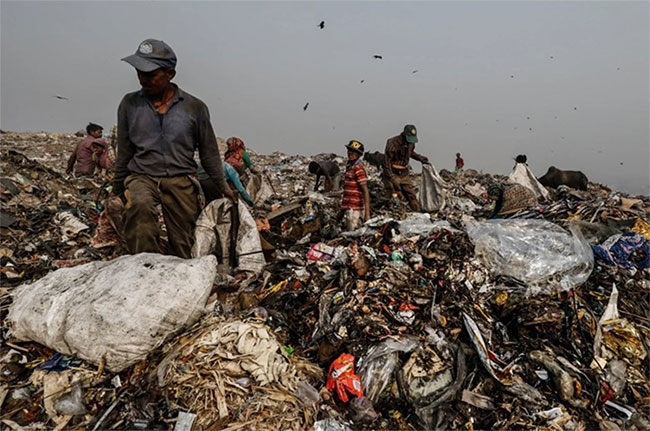 Khói độc tràn ngập bầu trời Delhi khi bãi rác khổng lồ bốc cháy