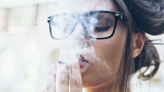 Không chỉ hại cho phổi, hút thuốc lá có thể gây mù lòa