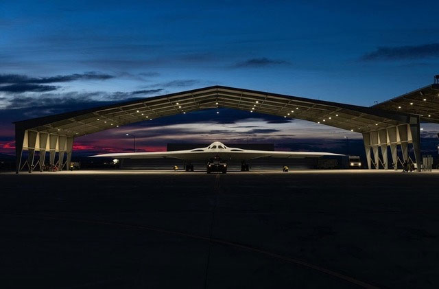 Không quân Mỹ công bố những bức ảnh chính thức đầu tiên về siêu máy bay tàng hình B-21!