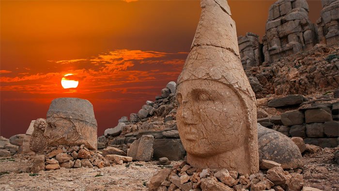 Khu mộ cổ kỳ lạ với những tượng đá cao gần 10m ở Thổ Nhĩ Kỳ