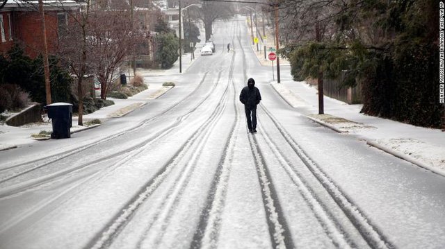 Khủng hoảng bão tuyết: Người dân Texas khốn đốn chống chọi với lạnh giá