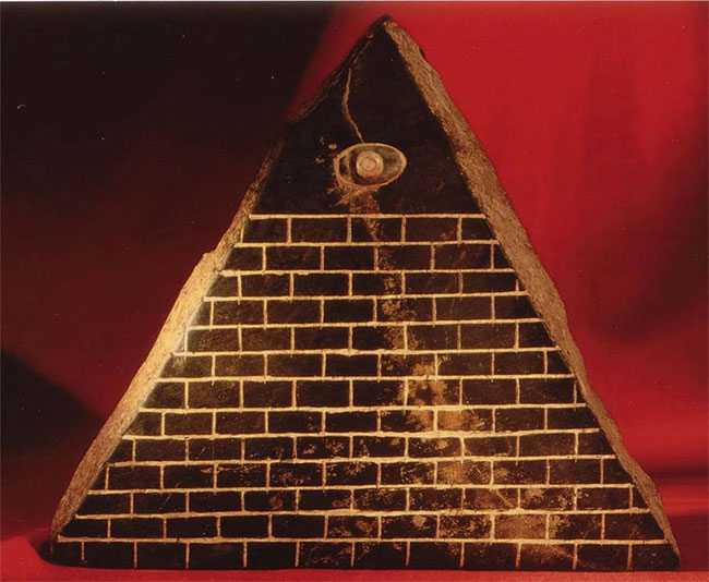 Kim tự tháp đầu tiên ở Ai Cập được xây dựng khi nào?