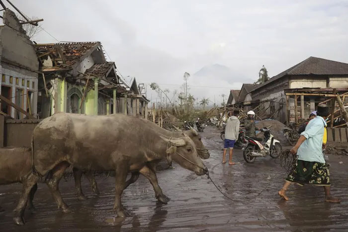 Kinh hoàng tro bụi núi lửa phủ kín cảnh vật ở Indonesia