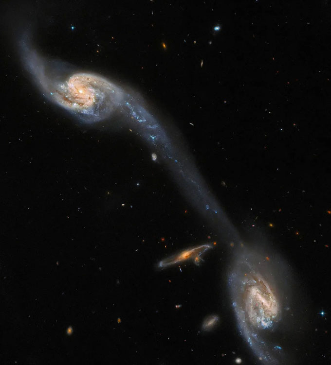Kính Hubble chụp ảnh cây cầu nối hai thiên hà