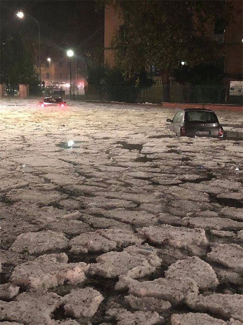 Kinh ngạc cảnh đường phố Ý hóa sông băng