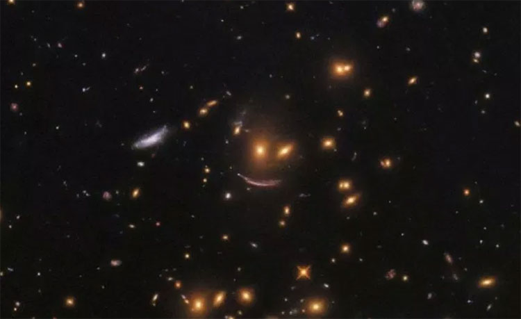 Kính viễn vọng Hubble phát hiện “bộ mặt cười ma quái” giữa vũ trụ