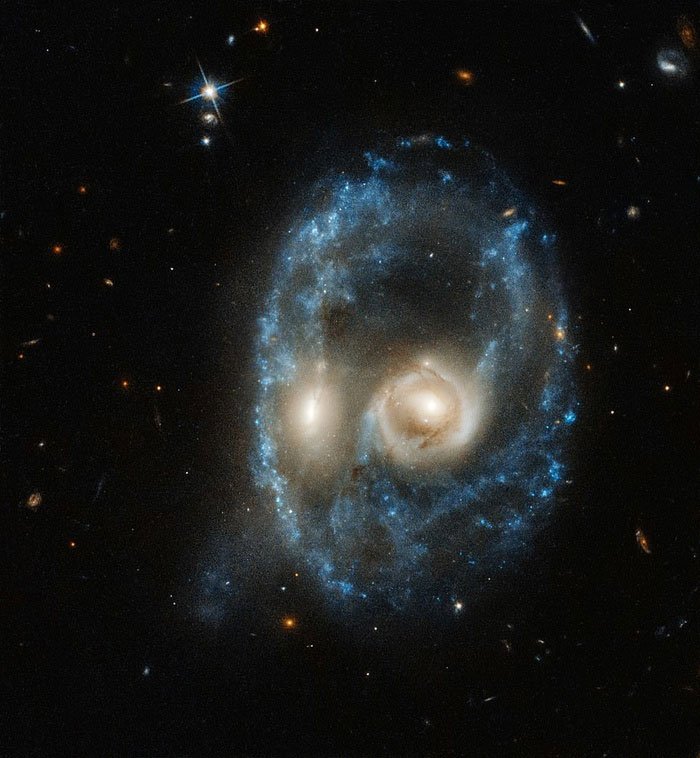 Kính viễn vọng Hubble phát hiện ra khuôn mặt kỳ dị trong vũ trụ