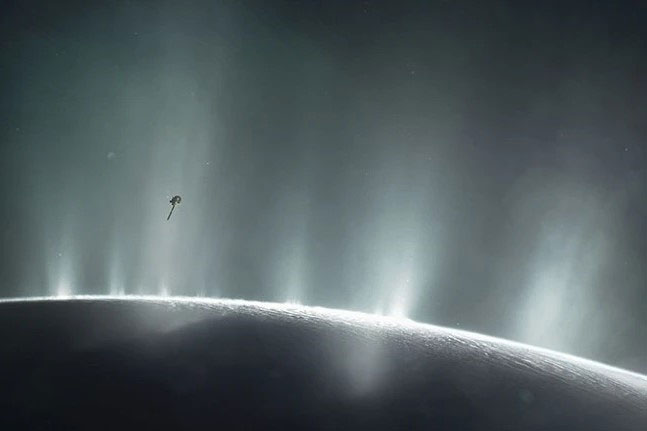 Kính viễn vọng James Webb phát hiện cảnh hiếm thấy từ mặt trăng của sao Thổ