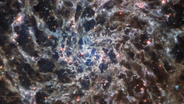 Kính viễn vọng James Webb tiết lộ bộ xương một thiên hà xa xôi tuyệt đẹp