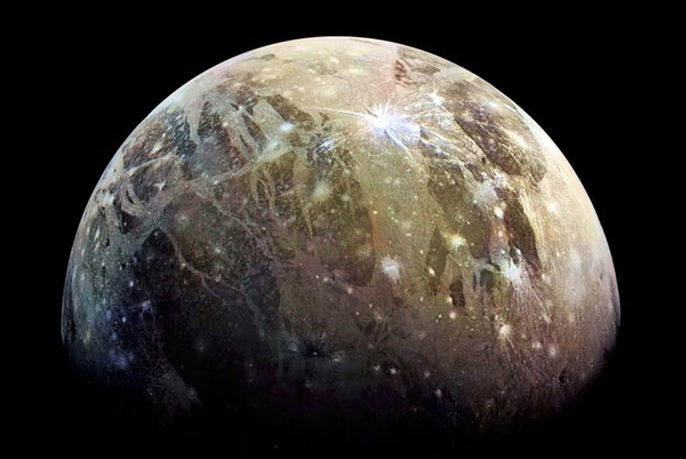 Kính viễn vọng không gian Hubble tìm thấy nước trên Mặt trăng Ganymede của Sao Mộc
