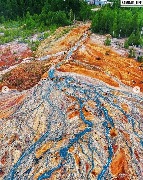 Kỳ bí dòng nước lũ màu da cam chảy cuồn cuộn ở Nga