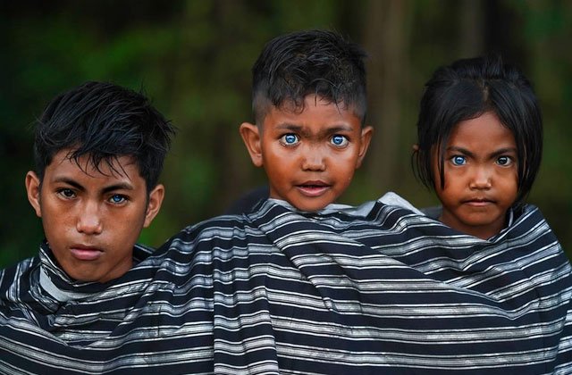 Kỳ lạ bộ tộc có đôi mắt xanh cực hiếm ở Indonesia