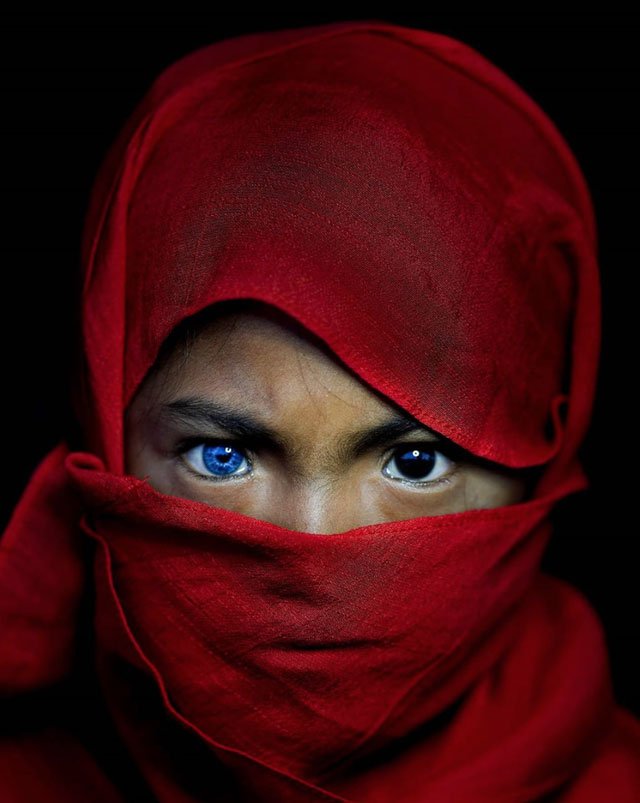Kỳ lạ bộ tộc có đôi mắt xanh cực hiếm ở Indonesia