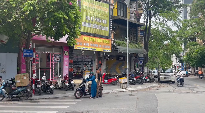 Kỳ lạ con phố ô tô, xe máy bỗng không mở được khóa thông minh, nhiều người phải hì hục đẩy xe ở Hà Nội