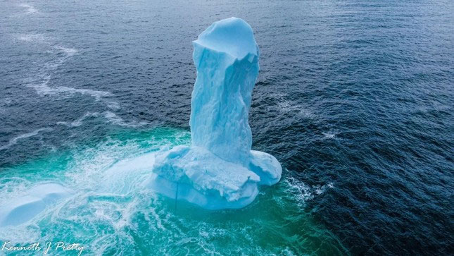 Kỳ lạ tảng băng trôi nổi có hình nhạy nhạy cảm ở vịnh Conception