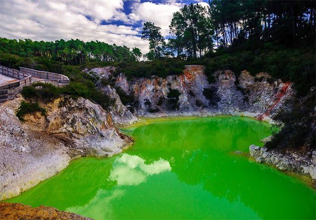 Kỳ lạ vùng nước xanh lá cây được mệnh danh là phòng tắm của quỷ