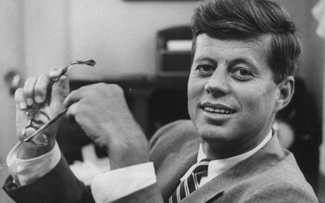 Lạ kỳ Tổng thống Kennedy thoát chết nhờ... một quả dừa