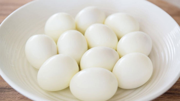 Làm nguội trứng luộc bằng nước lạnh có sao không?