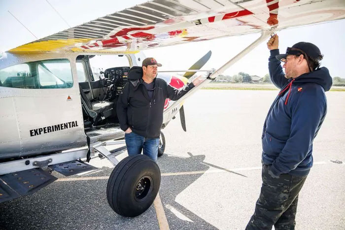 Lần đầu tiên hai anh em phi công cố gắng hoán đổi máy bay trong không trung
