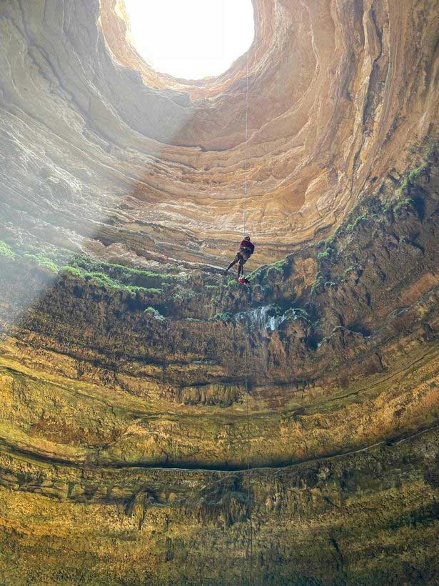 Lần đầu tiên khám phá đáy hố địa ngục ở Yemen