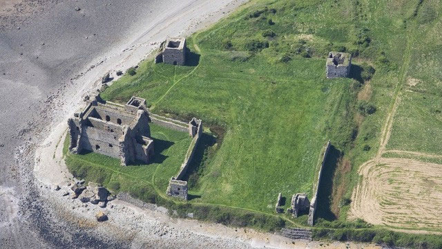 Lâu đài Tintagel của vua Arthur có nguy cơ đổ xuống biển do biến đổi khí hậu