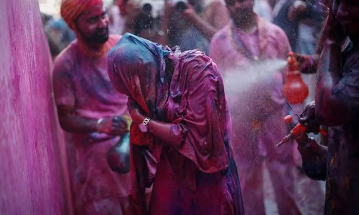 Lễ hội Lathmar Holi - Nơi nữ giới được thoải mái dùng gậy đánh đấng mày râu