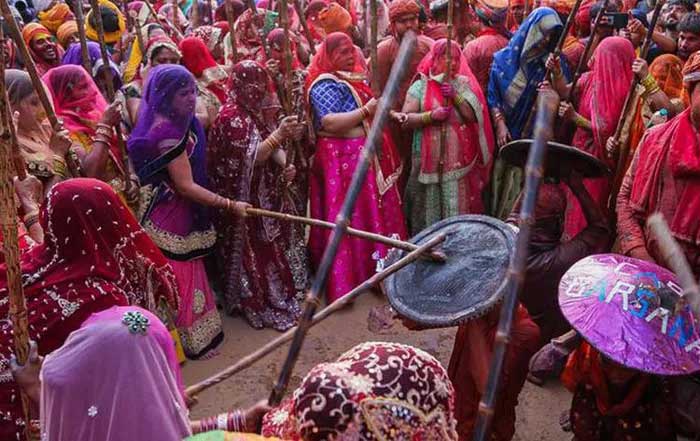 Lễ hội Lathmar Holi - Nơi nữ giới được thoải mái dùng gậy đánh đấng mày râu