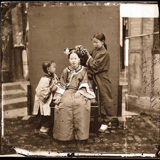 Loạt ảnh cuộc sống quyền quý của phụ nữ thời nhà Thanh: Người xúng xính quần áo đi chụp hình, kẻ họp mặt tán gẫu cùng hội chị em