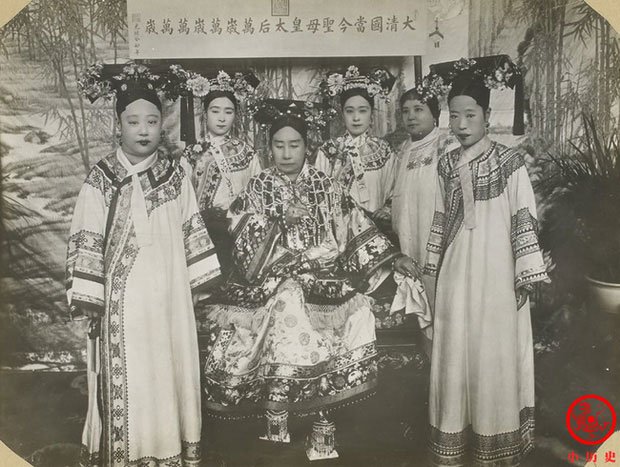 Loạt ảnh hậu cung của Hoàng đế Quang Tự triều nhà Thanh: Hoàng hậu lưng gù, phi tần mũm mĩm