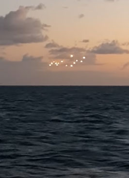 Loạt đốm sáng lơ lửng trên biển nghi là UFO