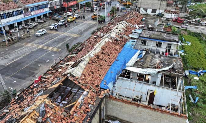 Lốc xoáy kinh hoàng càn quét Trung Quốc: Nhiều người thiệt mạng, khung cảnh hiện trường hoang tàn