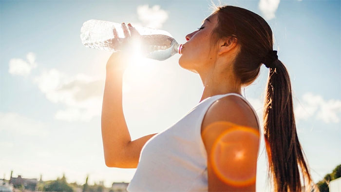 Lượng nước cần uống mỗi ngày khi nắng nóng