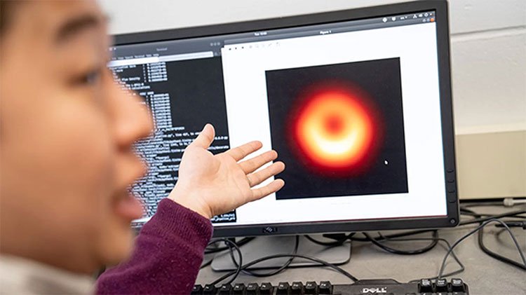 Lý do 200 nhà nghiên cứu mất hai năm để chụp ảnh hố đen