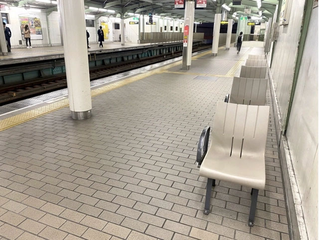Lý do khiến những chiếc ghế ở nhiều ga tàu không quay mặt về phía đường tàu ở Nhật Bản
