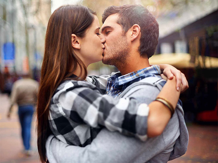Lý do Tổ chức Kỷ lục Guinness bỏ hạng mục nụ hôn dài nhất thế giới