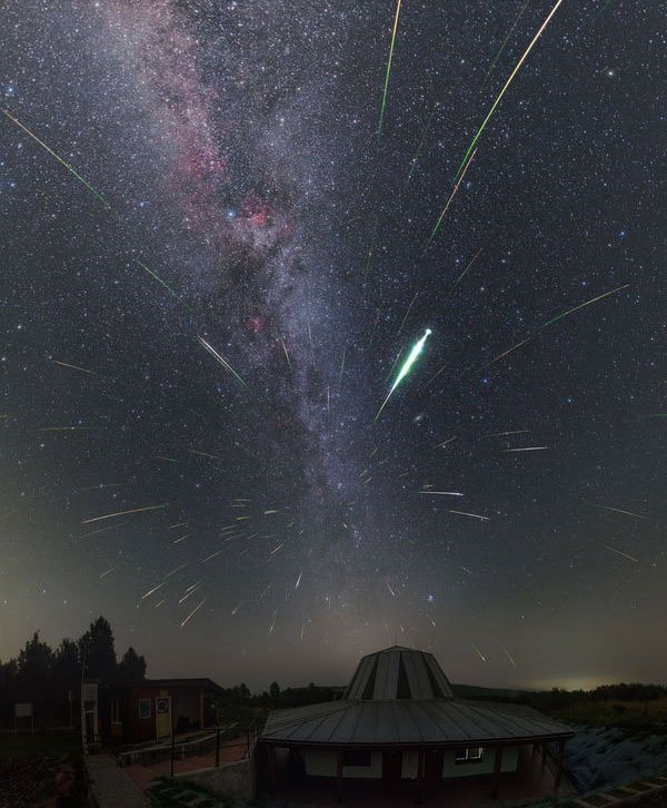 Mãn nhãn loạt ảnh mưa sao băng Perseid thắp sáng bầu trời khắp thế giới