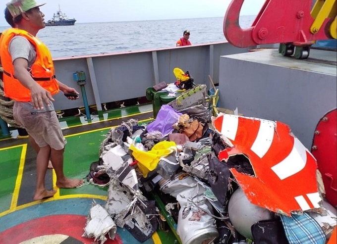 Mảnh vỡ, hành lý, điện thoại trôi nổi tại nơi máy bay Indonesia rơi