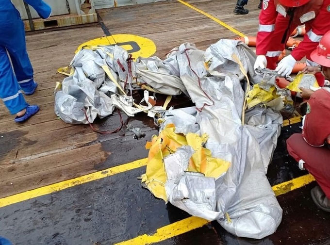 Mảnh vỡ, hành lý, điện thoại trôi nổi tại nơi máy bay Indonesia rơi