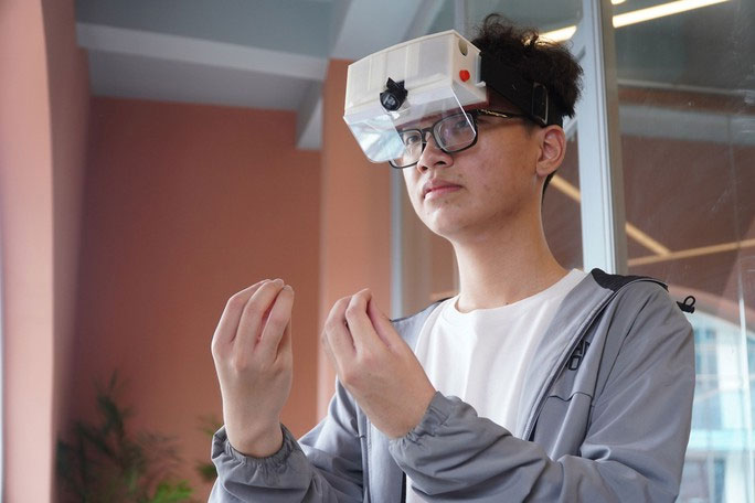 Mắt kính hỗ trợ người khiếm thính cậu học sinh trường chuyên Lê Hồng Phong