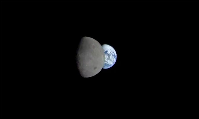 Mặt trăng che khuất Trái đất nhìn từ tàu NASA