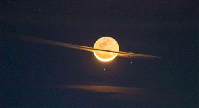 Mặt trăng trông giống như sao Thổ trong hình ảnh đáng kinh ngạc