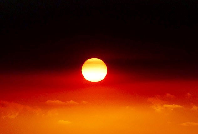 Mặt Trời bắt chước cờ thổ dân trong cháy rừng ở Australia