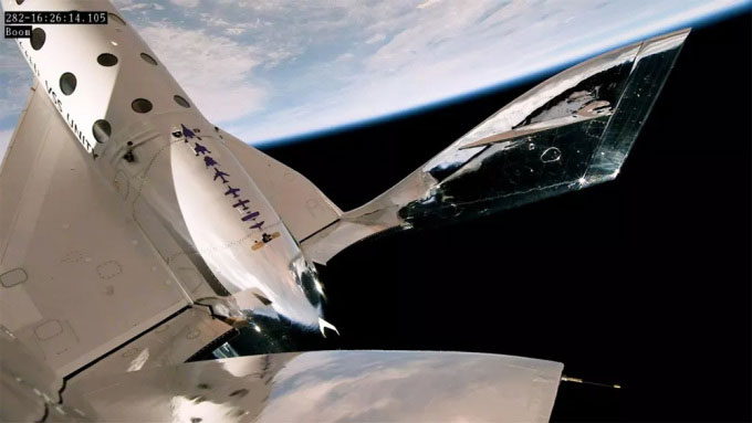 Máy bay vũ trụ lần đầu chở khách thương mại