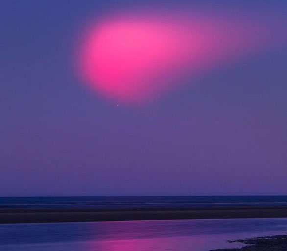 Mây hồng bí ẩn trên trời đêm, cư dân mạng nói là UFO