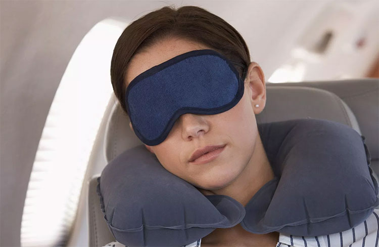 Mẹo giúp bạn ngủ ngon trên máy bay khi đi du lịch