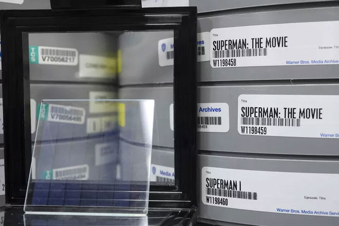 Microsoft lưu trữ thành công bộ phim Superman vào một miếng kính