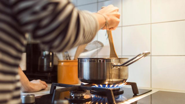 Mối nguy hại từ chiếc bếp gas đa số gia đình vẫn đang sử dụng để nấu nướng