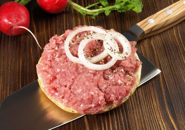 Món hamburger thịt sống của Đức không phải ai cũng dám ăn
