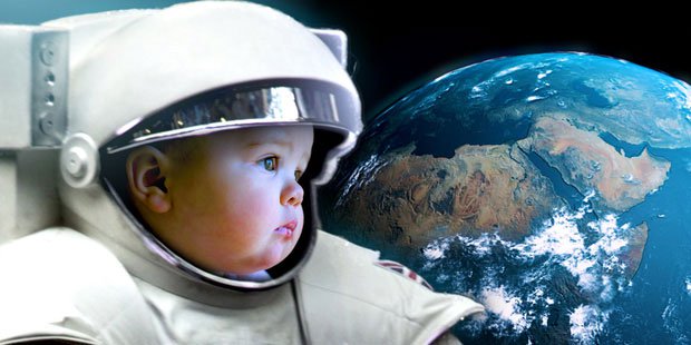 Một em bé sinh ra trên vũ trụ trông sẽ như thế nào?