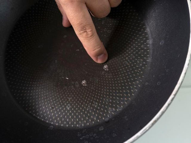 Một vết xước nhỏ trên chảo chống dính có thể giải phóng hàng nghìn hạt vi nhựa